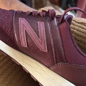 New Balance 7.5 burgundy sneakers